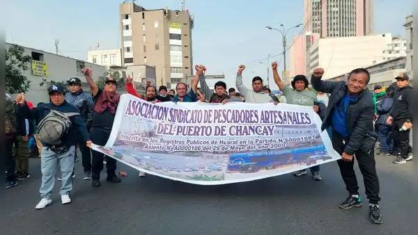 Pescadores de 7 distritos de Lima protestan contra Repsol y el Gobierno por rezagos de derrame de petróleo