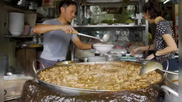 El restaurante que sirve la misma sopa por casi 50 años: el caldo es el mismo y lo dejan hirviendo todo el día