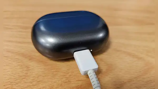 La razón por la que deberías tener cuidado al cargar tus audífonos bluetooth con cualquier cargador de teléfono