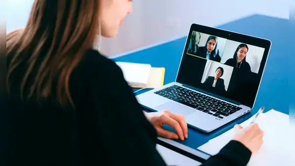 ¿Haces videollamadas en Zoom, Meet o Teams? Así es el efecto de ‘Espejo infinito’ y cómo podrás evitarlo