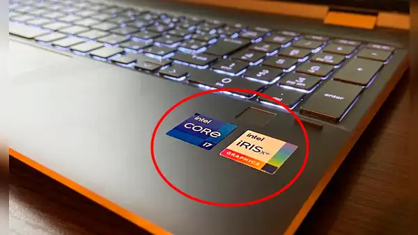 ¿Por qué no es recomendable que retires los stickers que vienen adheridos en tu laptop?
