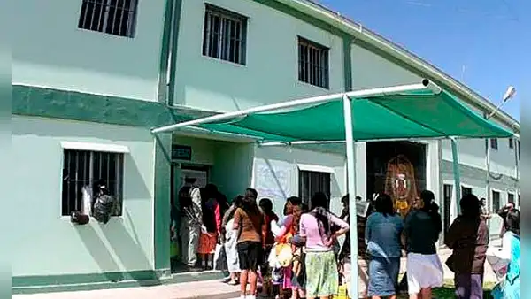 Mujer intenta ingresar más de 40 celulares a penal de Socabaya: personal del INPE la detuvo