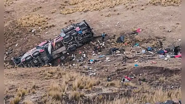 Fatal accidente en la ruta Ayacucho-Huancavelica deja 29 muertos y 17 heridos tras despiste de bus Molina Unión