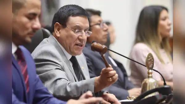 Alejandro Soto se enfrenta a la PNP por retirar las rejas de los exteriores del Congreso