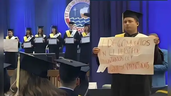 Joven universitario brinda polémico mensaje durante su graduación y usuarios reaccionan: “El más valiente de todos”