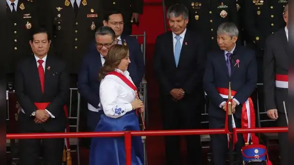 Wilfredo Oscorima fue invitado al estrado oficial de la parada militar: Dina Boluarte evitó saludarlo