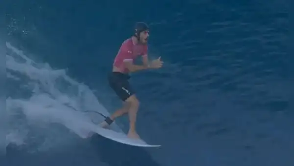 ¡Alonso Correa clasificó a los cuartos de final! Venció en surf al sudafricano Jordy Smith en los Juegos Olímpicos París 2024