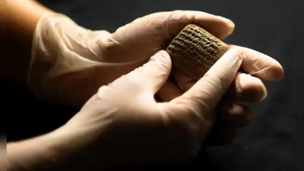 Arqueólogos hallan tablilla de arcilla de 3.500 años con una lista de compra de muebles