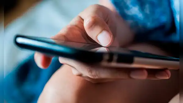 Expertos revelan por qué lo que conversas con tus amigos luego aparece como publicidad en tu teléfono