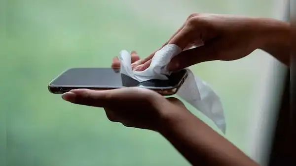 ¿Por qué no debes usar papel higiénico para limpiar la pantalla de tu celular? Esto puede pasarle