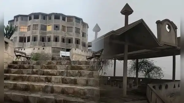 La inmensa mansión abandonada en los cerros de SJL: tiene 4 pisos, varias cocinas y una sala de recepciones