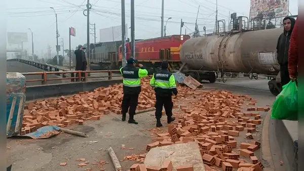 Choque de tren a la altura de la avenida Pedro Ruiz Gallo genera tráfico vehicular en la Carretera Central