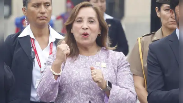 Dina Boluarte asiste a inauguración de hospital en SJM solo con el canal del Estado