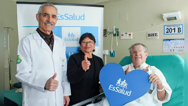 Médicos de hospital de Essalud extraen dos tumores a adulto mayor de 74 años: paciente creía que tenía gastritis