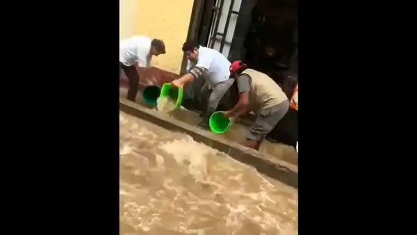 Vecinos de San Juan de Miraflores denuncian aniego por rotura de tubería de Sedapal