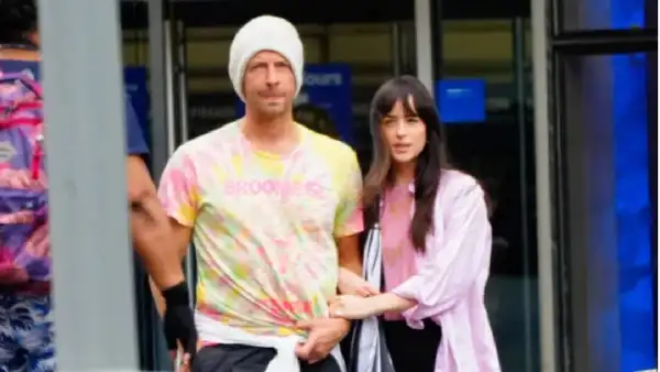 Dakota Johnson y Chris Martin desmienten ruptura: "Estamos felices juntos"