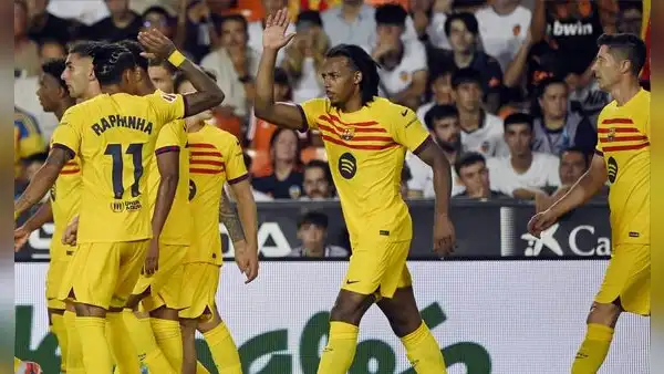 Barcelona arrancó la era Hansi Flick con un triunfo: 2-1 a Valencia con doblete de Lewandowski