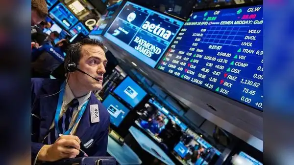 Wall Street repunta y se recupera de la caída mundial de mercados