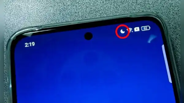 ¿Por qué sale un ícono de luna en la pantalla de tu celular? Su presencia debería preocuparte