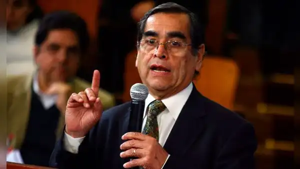 Oscar Ugarte renuncia como director de Escuela Nacional de Salud Pública por cambios en prueba Serum