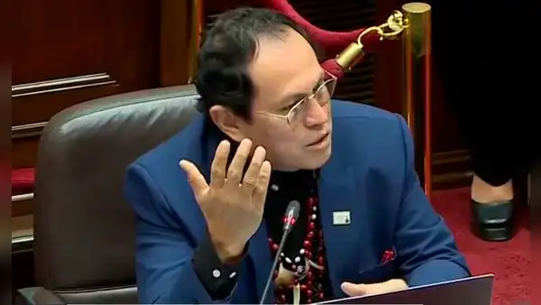 Segundo Montalvo es ignorado tras pedir 3 vivas en el Congreso: "¿No son congresistas del bicentenario?"