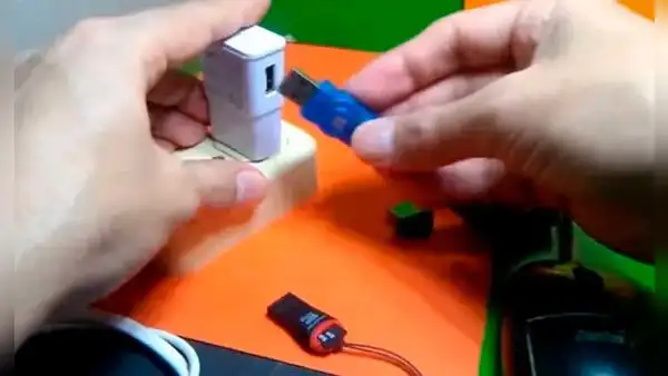 ¿Qué pasa si conectas una memoria USB al cargador del celular y lo enchufas a la corriente?