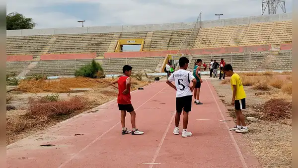 Estadio Miguel Grau de Piura luce en abandono: escolares que participan en competencia se exponen a lesiones