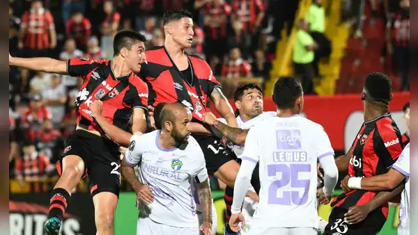 Alajuelense sigue firme en la Copa Centroamericana: venció 2-1 a Comunicaciones y es líder del grupo