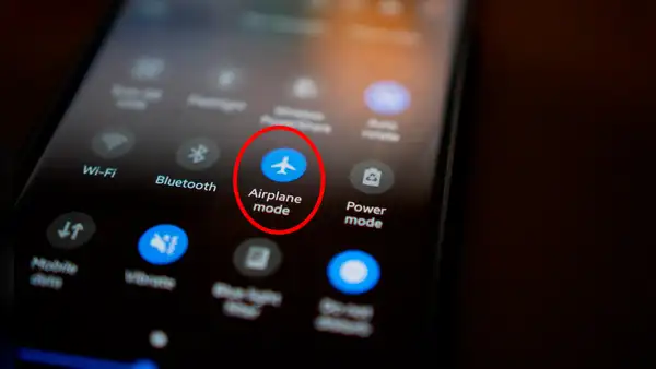 ¿Por qué en tus vuelos te piden activar el modo avión de tu teléfono y qué ocurriría si ignoras la indicación?
