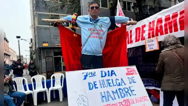Héctor Sinchi, el maestro peruano que lleva 48 horas colgado en una cruz de madera por huelga de hambre del Sutep
