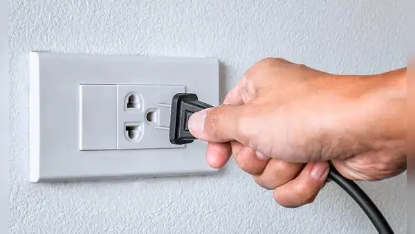 ¿Debes desconectar tus electrodomésticos tras un apagón? Experto revela cuál es el más delicado