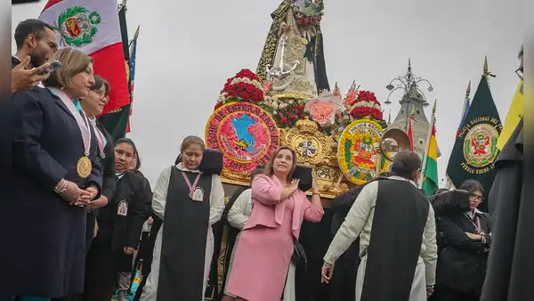Dina Boluarte carga el anda de Santa Rosa de Lima, pero evitó declarar a la prensa