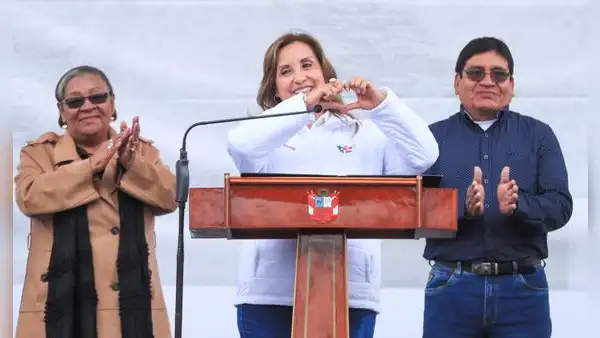 Dina Boluarte dice que abrazó a Juan Santiváñez porque "hace un buen trabajo" pese a crisis en inseguridad