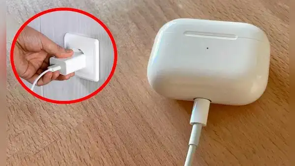 ¿Qué ocurre si cargas tus audífonos bluetooth en un enchufe en lugar de con su propio cargador?