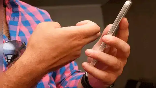 ¿Qué pasa si tocas 2 veces la pantalla del teléfono con tus nudillos? Te lo revelamos