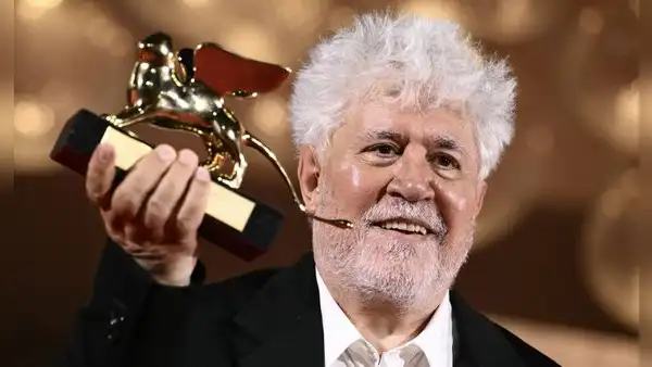 Pedro Almodóvar hace historia y gana el León de Oro en el Festival de Venecia por ‘La habitación de al lado’