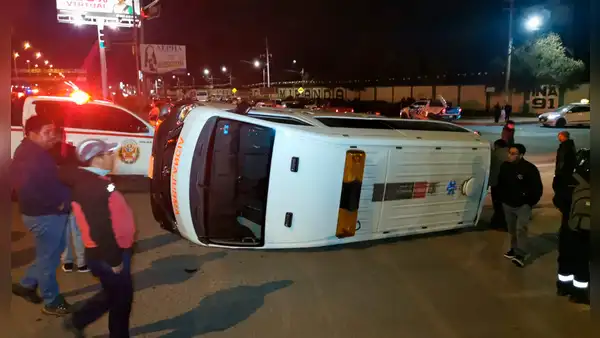Juliaca: ambulancia que trasladaba paciente volcó tras ser impactada por un automóvil