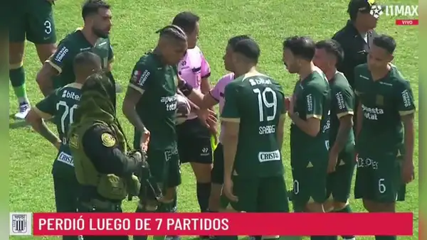 Paolo Guerrero y su fuerte reclamo contra Joel Alarcón al final del partido por sus polémicas decisiones