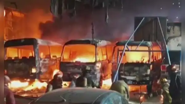 Incendio en Independencia arrasa vehículos de transporte público: sospechan que extorsionadores están implicados