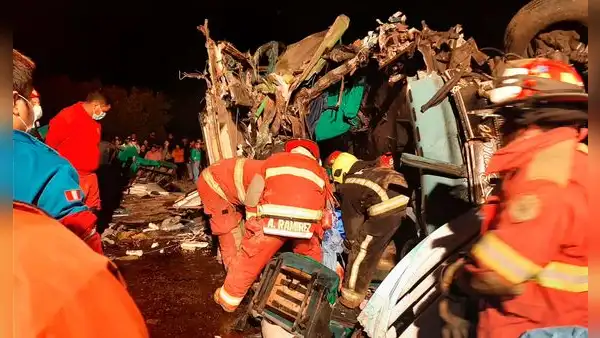 Accidente en Tacna: 9 fallecidos y 16 heridos tras choque de bus y camión en vía Costanera