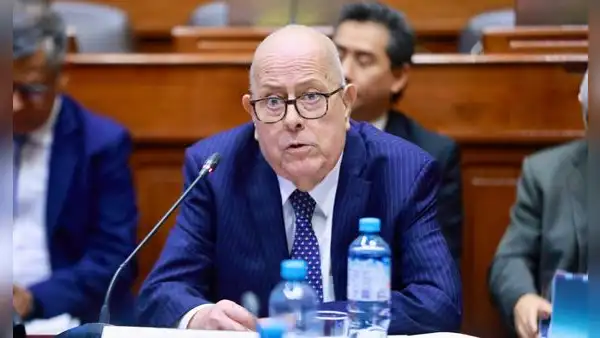 Julio Velarde: “Lo bajo en Perú es el impuesto a las personas”