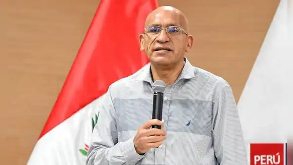 Gobierno oficializa renuncia de Waldo Mendoza al Consejo Fiscal