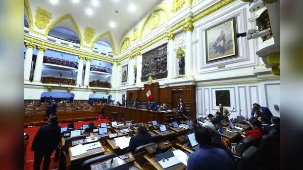 Ocho bancadas apuran ley que favorece y empodera al Congreso