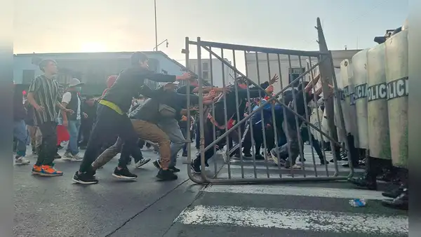 PNP lanza bombas lacrimógenas y perdigones a comerciantes y transportistas que llegaron al Congreso