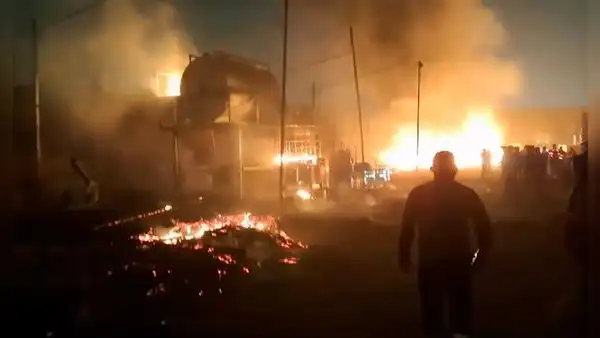 Lurigancho-Chosica: fuerte incendio consume una fábrica de colchones y moviliza a 10 unidades de bomberos