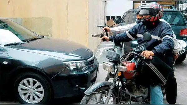 ¿Prohibir que vayan dos en una moto es la solución al problema?