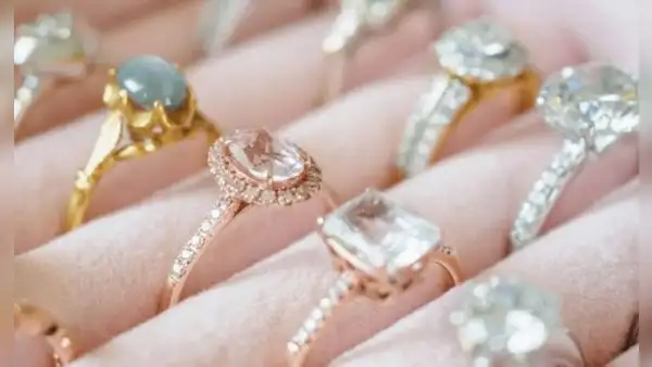 Mujer compra un anillo en un mercadillo y 33 años después descubre su costoso valor