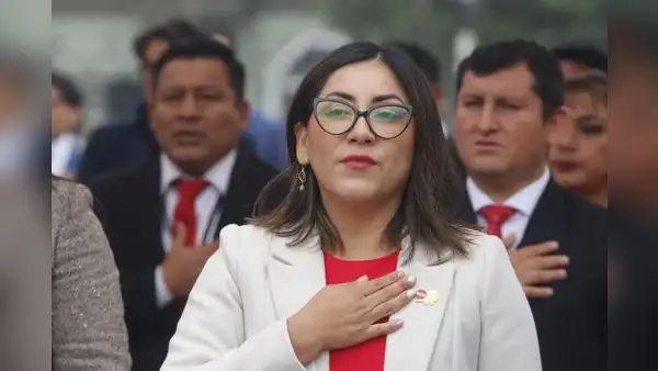 Denuncian que Kelly Portalatino contrató a la hija de su nana en su despacho en el Congreso