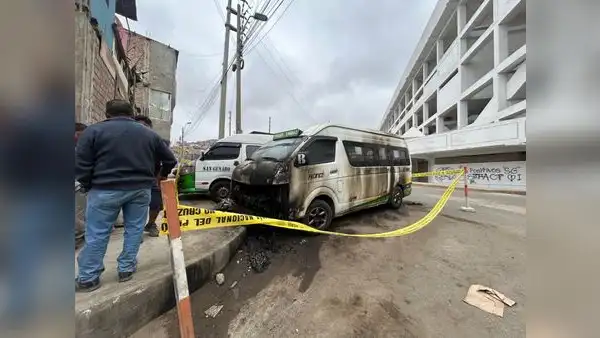 Extorsionadores incendian dos combis y balean un bus en Lima