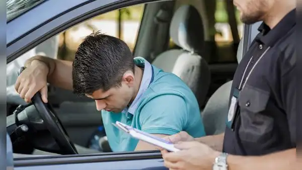 Malas noticias para INMIGRANTES: nueva ley eliminará la licencia de conducir para INDOCUMENTADOS en Estados Unidos